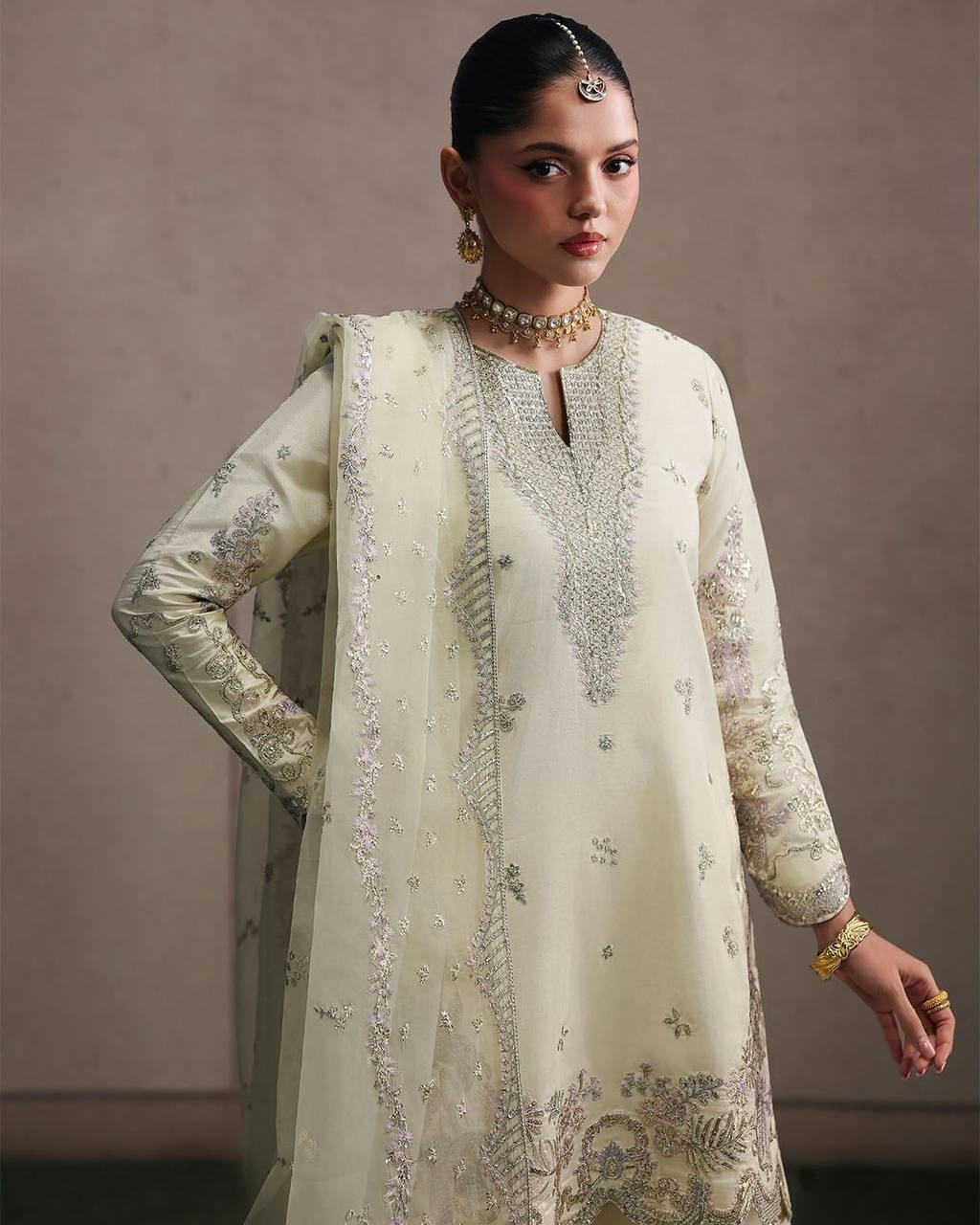 Luxe Pearl Silver Zari Silhouette